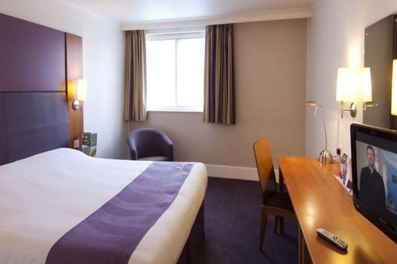 Premier Inn Crewe Central Экстерьер фото
